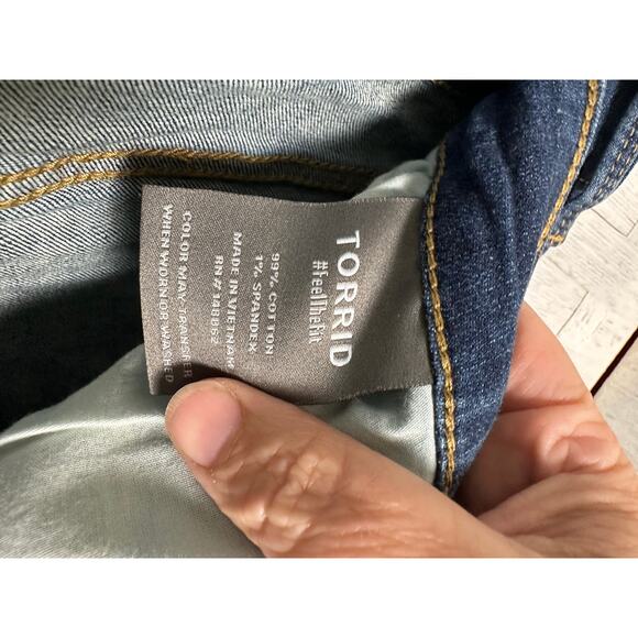 Torrid women’s perfect boyfriend cut straight leg medium wash low rise plus size - Picture 6 of 12